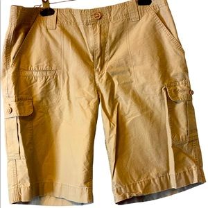 Cabela’s women cargo shorts, never worn, NWOT, size 12.